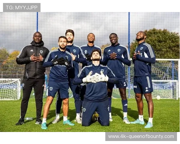 里尔主场球迷庆祝球队4-2战胜巴黎FC